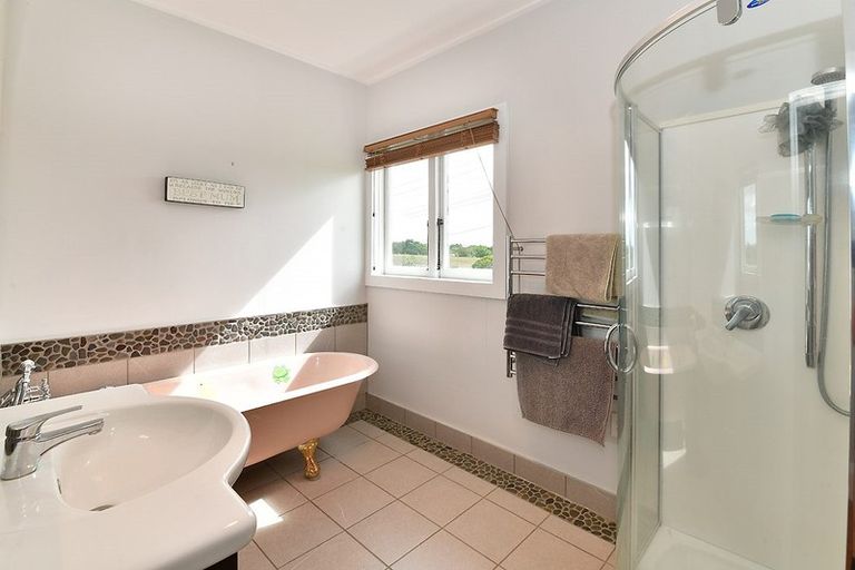 Photo of property in 2 St James Avenue, Helensville, 0800