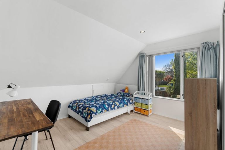 Photo of property in 31 Brockhall Lane, Avonhead, Christchurch, 8042