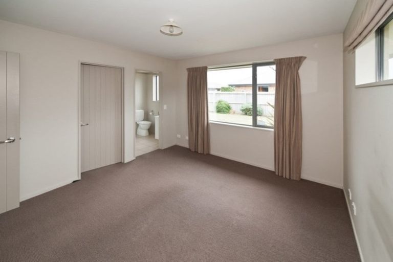 Photo of property in 6 Dunsford Close, Halswell, Christchurch, 8025