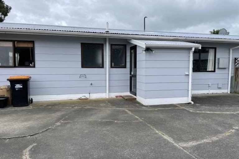 Photo of property in 2/4 Colonial Place, Kelvin Grove, Palmerston North, 4414