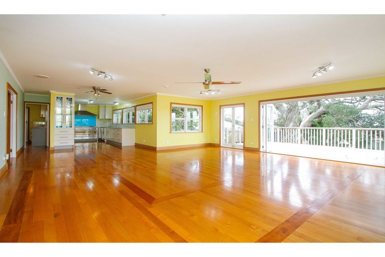 Photo of property in 24 Howard Road, Northcote, Auckland, 0627