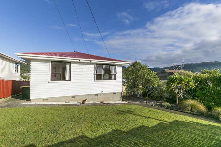 Photo of property in 76 Taylor Terrace, Tawa, Wellington, 5028
