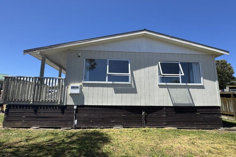 Photo of property in 72 Queens Road, Waikanae Beach, Waikanae, 5036