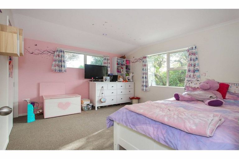 Photo of property in 40 Roberts Road, Glenfield, Auckland, 0629
