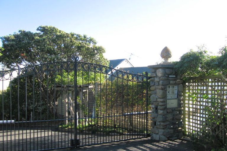 Photo of property in 18 Palliser Road, Roseneath, Wellington, 6011