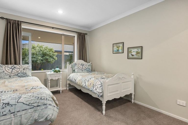 Photo of property in 92 Willowview Drive, Redwood, Christchurch, 8051