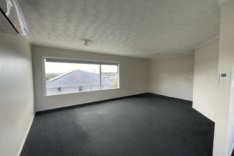 Photo of property in 98 Tirimoana Road, Te Atatu South, Auckland, 0602