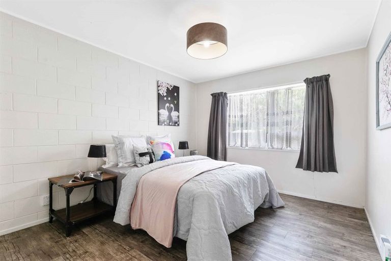 Photo of property in 1/2 Halberg Street, Glenfield, Auckland, 0629