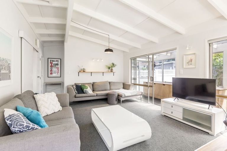 Photo of property in 5b Eagle Place, Red Beach, 0932