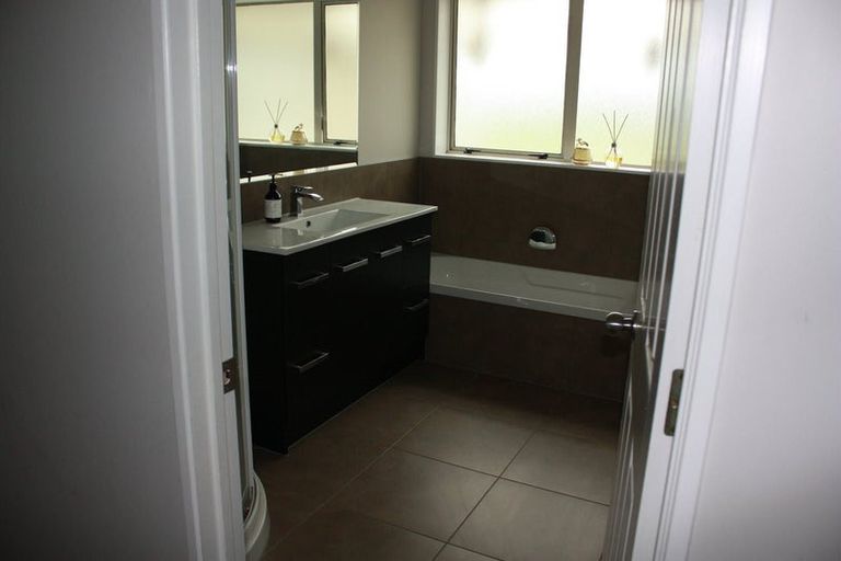 Photo of property in 2 Amadeus Place, Northpark, Auckland, 2013