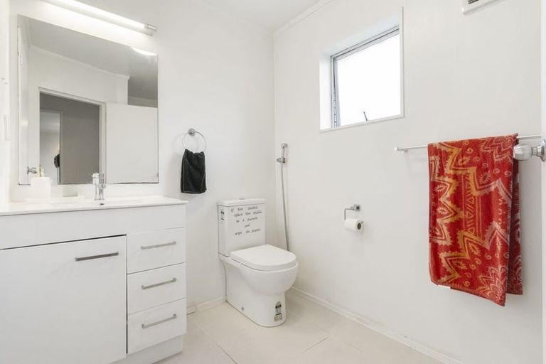 Photo of property in 2/94 Lynwood Road, New Lynn, Auckland, 0600