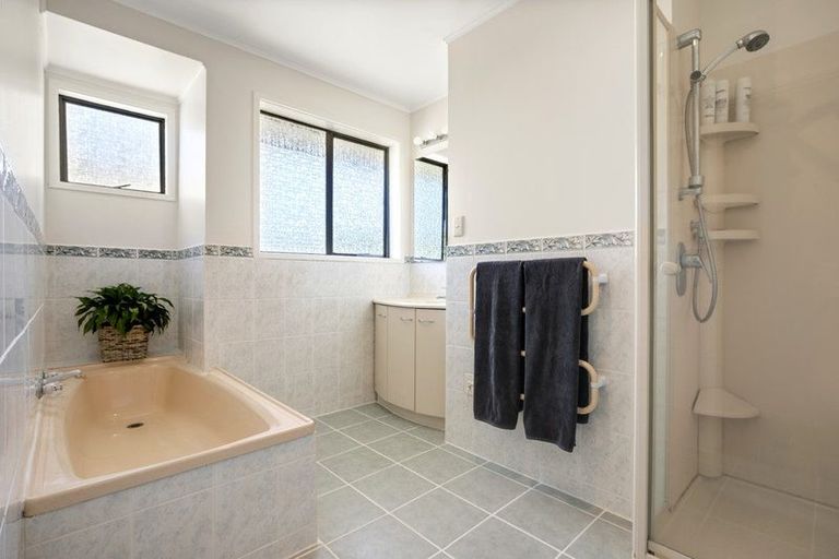 Photo of property in 4 Fitzpatrick Place, Chatswood, Auckland, 0626