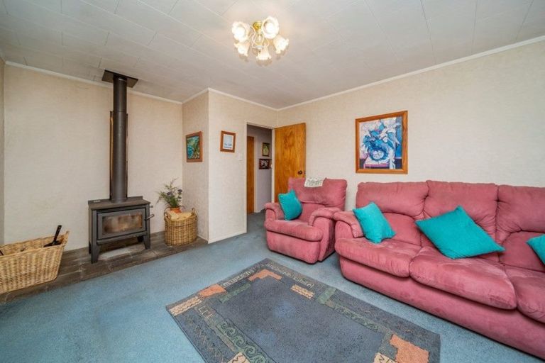 Photo of property in 32 Kauri Street, Merrilands, New Plymouth, 4312