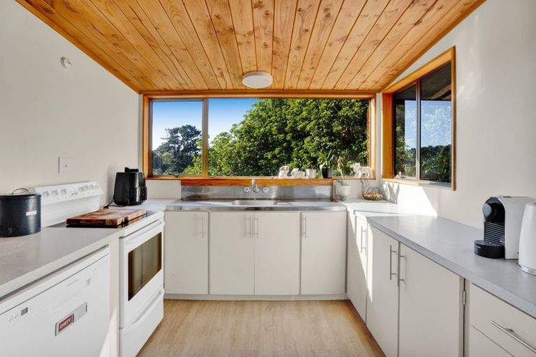 Photo of property in 28 Pararewa Drive, Whalers Gate, New Plymouth, 4310