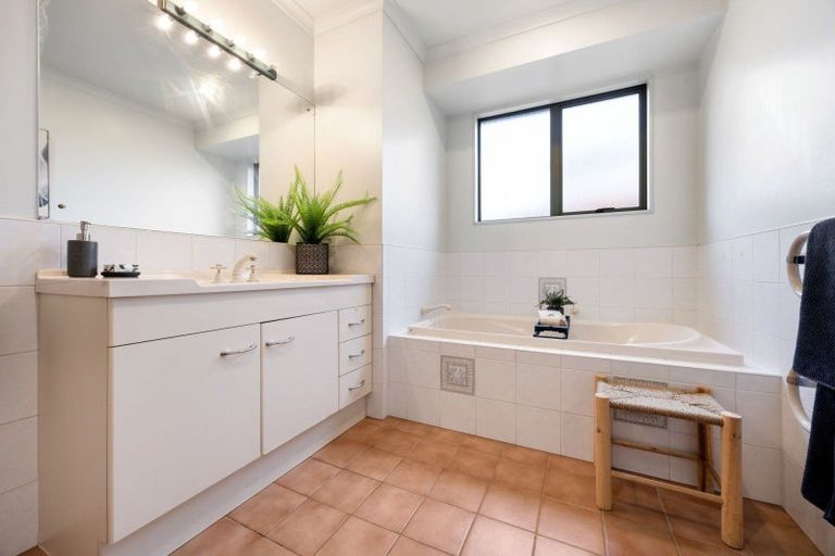 Photo of property in 12 Greenough Place, Rototuna, Hamilton, 3210