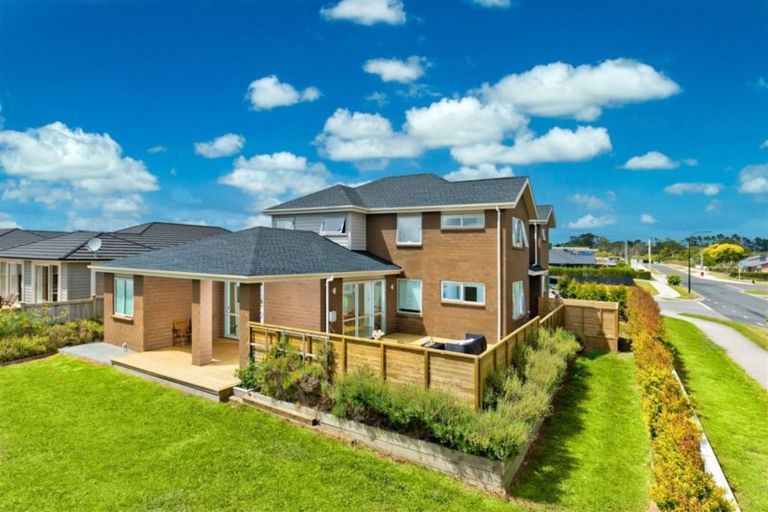 Photo of property in 1 Van Rixel Drive, Kumeu, 0810