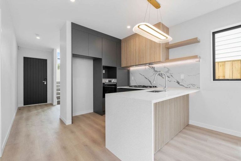 Photo of property in 16c Madison Place, Forrest Hill, Auckland, 0620