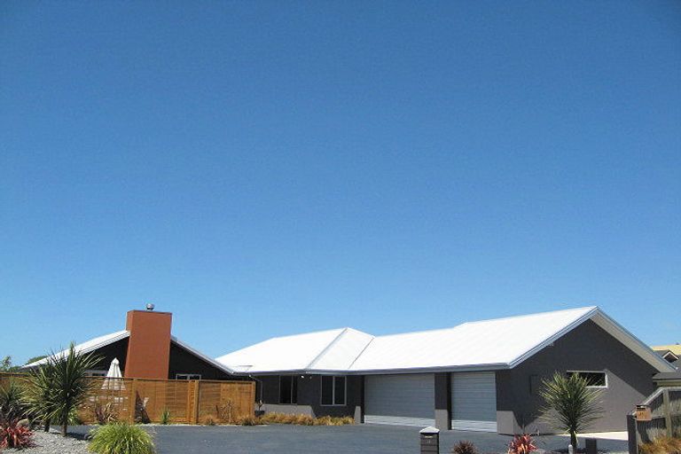 Photo of property in 26 Harrys Way, Redwood, Christchurch, 8051