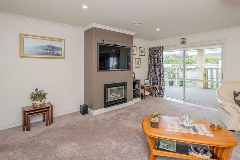 Photo of property in 2 Bridford Way, Paraparaumu, 5032