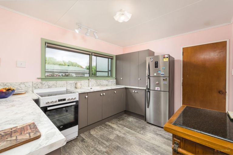 Photo of property in 92 Timaru Road, Waimate, 7924