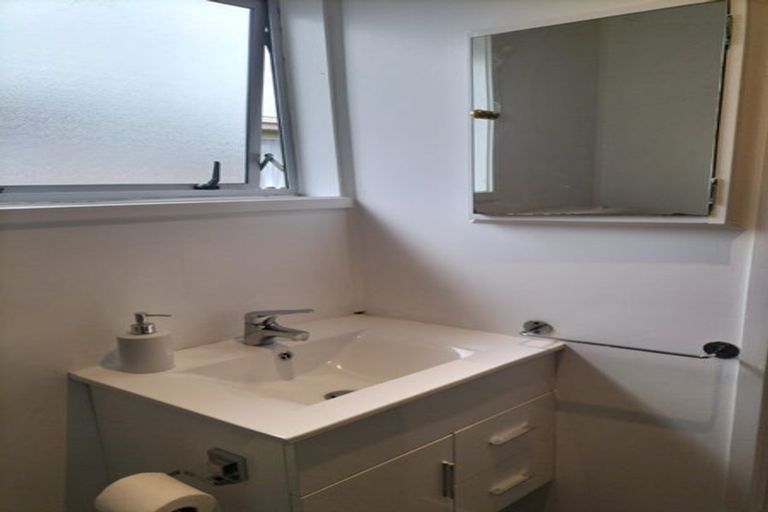 Photo of property in 5/25 West Coast Road, Glen Eden, Auckland, 0602