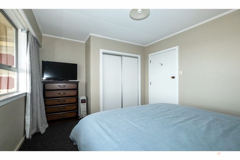 Photo of property in 1 Oxford Street, Waimate, 7924