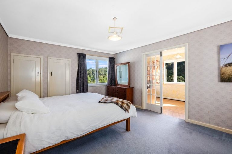 Photo of property in 33 Walter Road, Lowry Bay, Lower Hutt, 5013