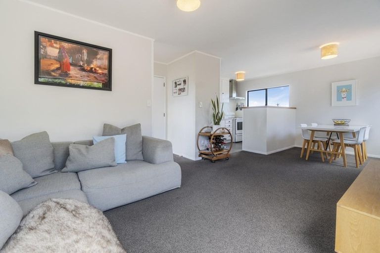 Photo of property in 1/6 Mona Vale, West Harbour, Auckland, 0618