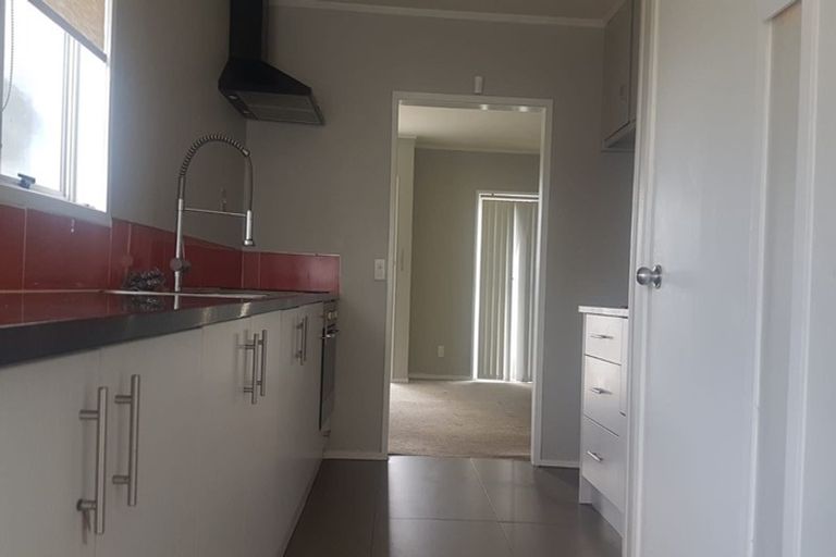 Photo of property in 2 Sunlands Drive, Manurewa, Auckland, 2102