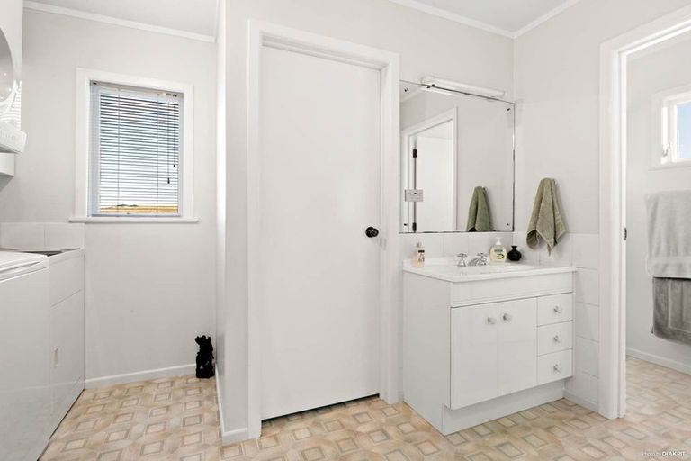 Photo of property in 290 Waitakere Road, Taupaki, 0782