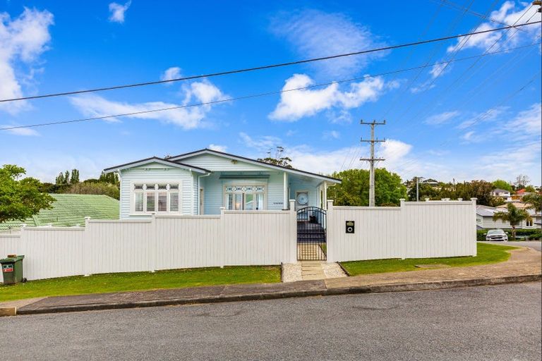 Photo of property in 1/2 Merwood Lane, Devonport, Auckland, 0624