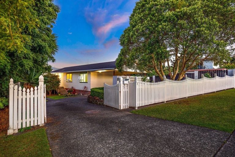 Photo of property in 2 Allington Road, Massey, Auckland, 0614