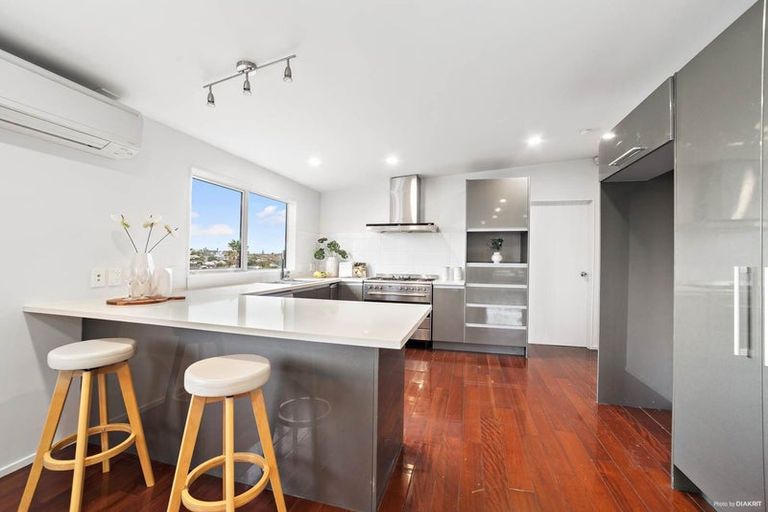 Photo of property in 65 Zara Court, Windsor Park, Auckland, 0632