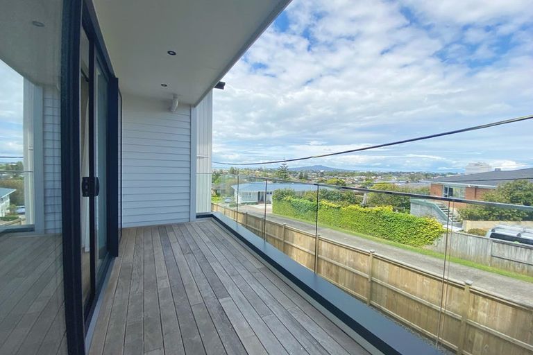 Photo of property in 37b Forrest Hill Road, Milford, Auckland, 0620