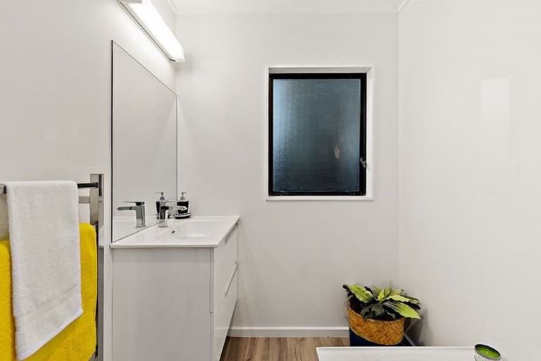 Photo of property in 2/2 Oreil Avenue, West Harbour, Auckland, 0618