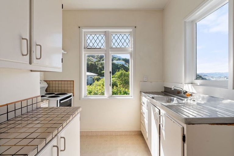 Photo of property in 9 Hungerford Road, Lyall Bay, Wellington, 6022