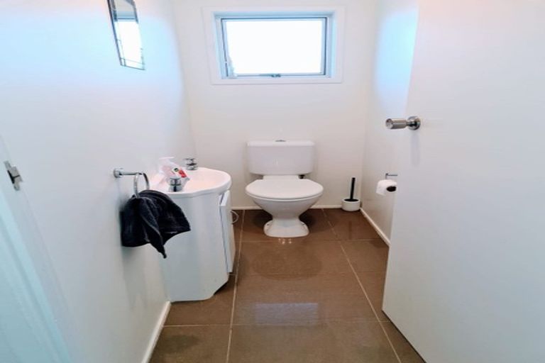 Photo of property in 2/42 Knightsbridge Drive, Forrest Hill, Auckland, 0620