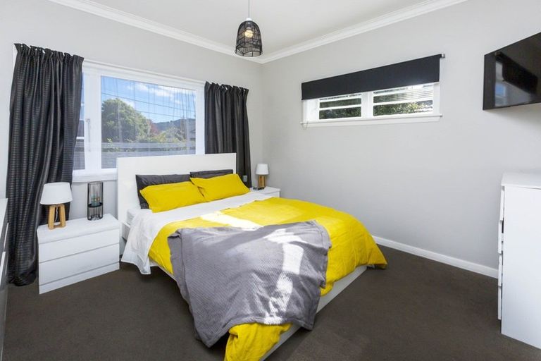 Photo of property in 2 Oxford Crescent, Ebdentown, Upper Hutt, 5018