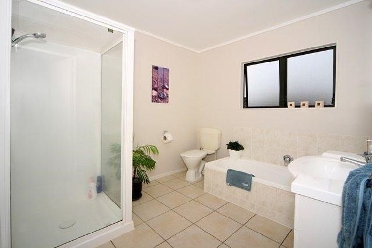 Photo of property in 14 Varlene Terrace, Forrest Hill, Auckland, 0620