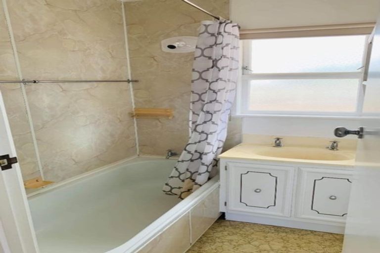 Photo of property in 2/38 Old Lake Road, Narrow Neck, Auckland, 0624