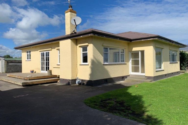 Photo of property in 2 Collins Street, Hawera, 4610