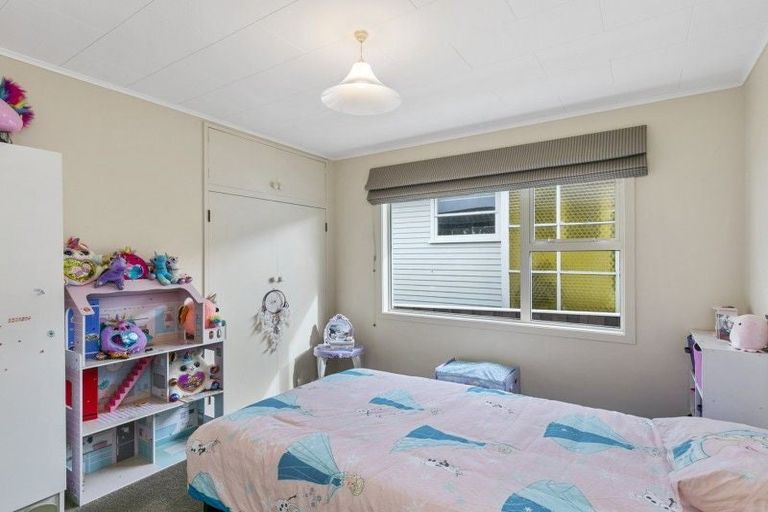 Photo of property in 31 Brooker Grove, Newlands, Wellington, 6037