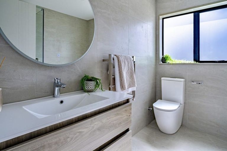 Photo of property in 18a Edgware Road, West Harbour, Auckland, 0618