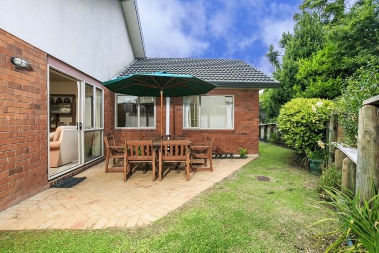 Photo of property in 8 Falstone Lane, Browns Bay, Auckland, 0630