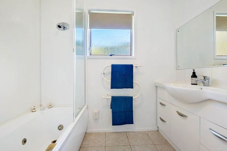 Photo of property in 37 Wyoming Avenue, Murrays Bay, Auckland, 0630