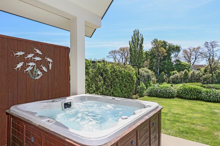 Photo of property in 14 Raven Grove, Havelock North, 4130