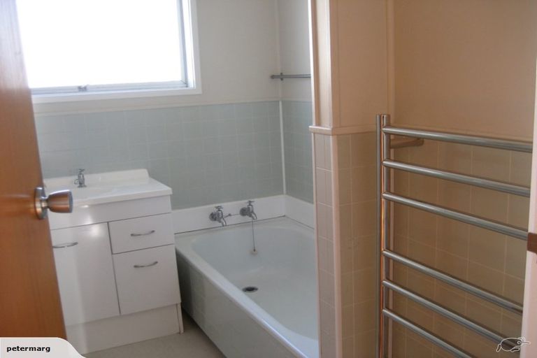 Photo of property in 2/33 Castor Bay Road, Castor Bay, Auckland, 0620