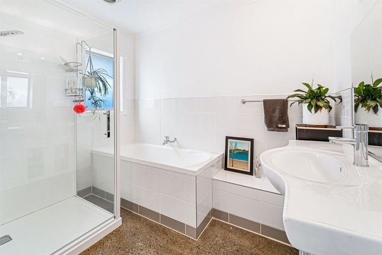 Photo of property in 814 Whangaparaoa Road, Manly, Whangaparaoa, 0930