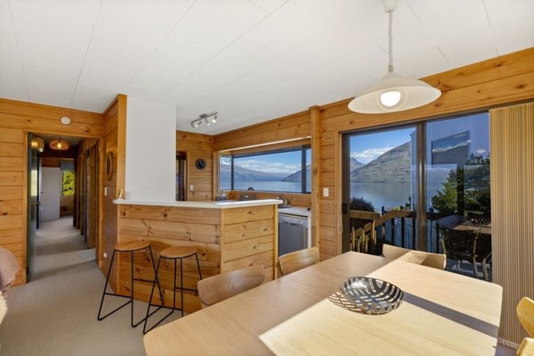 Photo of property in 71 Cedar Drive, Kelvin Heights, Queenstown, 9300