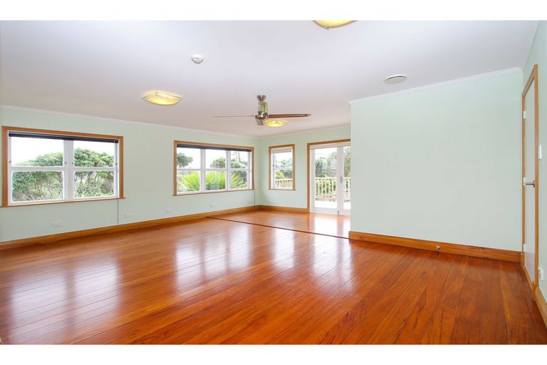 Photo of property in 24 Howard Road, Northcote, Auckland, 0627